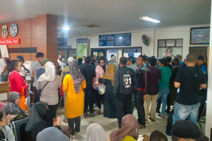 Suasana pemutihan pajak kendaraan di Samsat Cileduk Kota, Tangerang, Banten