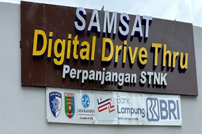 Foto Samsat Digital Drive Thru sebagai layanan pembayaran pajak kendaraan atau perpanjang STNK.