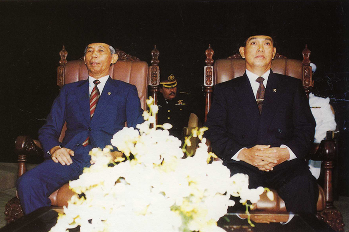 Sudharmono adalah wakil presiden pilihan Soeharto tapi tidak dikehendaki oleh kalangan ABRI yang sudah punya calon: Try Sutrisno (Wikipedia Commons)