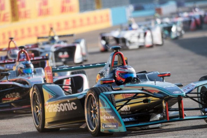 Mitch Evans dari tim Jaguar Racing memimpin balapan dalam seri kejuaraan Formula E ePrix di Berlin, 