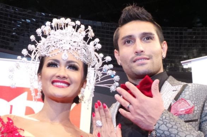 Julia Perez dan Gaston Castano bertunangan di Jakarta pada Rabu (4/12/2013) malam dan acara mereka itu disiarkan langsung melalui program Campur Campur ANTV.
