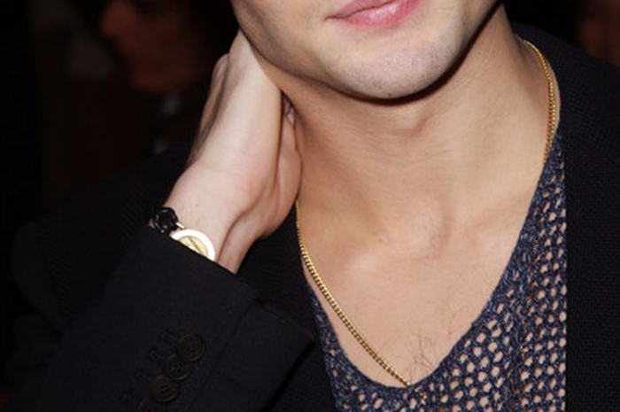 Douglas Booth: Anti Rokok & Narkoba