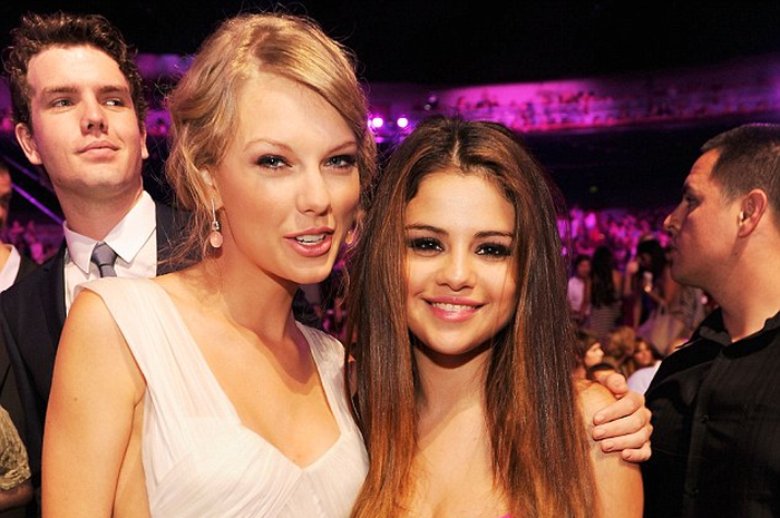 Selena Gomez: Dirayu Oleh Taylor Swift