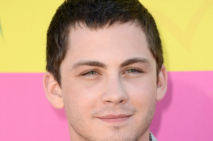 Logan Lerman: Suka Main Pedang