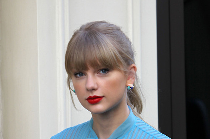 Taylor Swift: Retro Girl in Paris