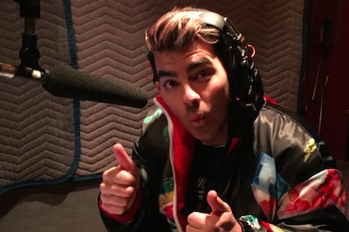 Reaksi Netizen Melihat Joe Jonas Memakai Jaket Motif Uang Rupiah, Petai dan Mie Ayam