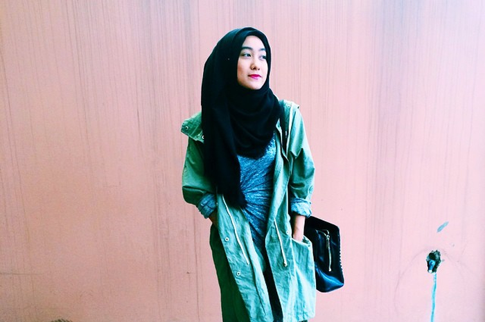 Contek Gaya Tomboi Berhijab Ala Desy Indarta, Yuk!