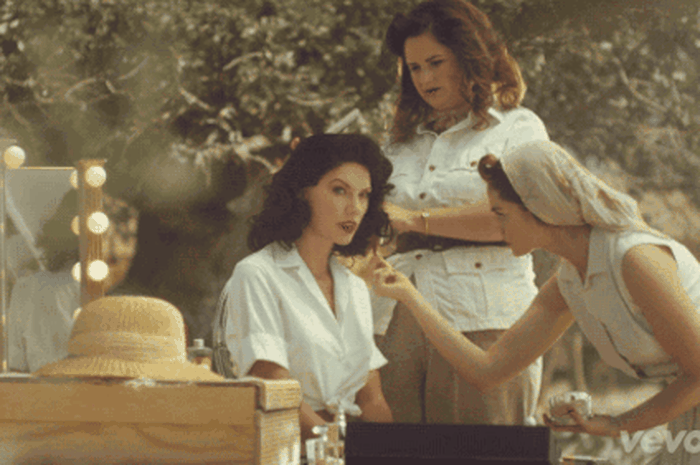 6 Adegan Video Klip Taylor Swift 'Wildest Dreams' Mirip Sama 'Blank Space'