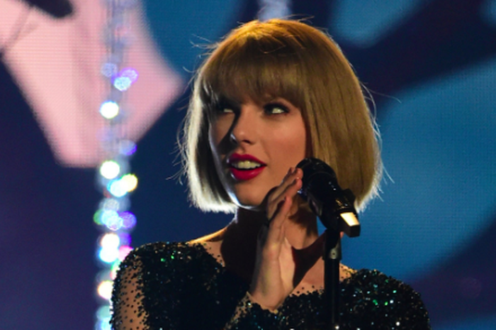 Taylor Swift membuka Grammy Awards 2016 dengan lagu Out of the Woods. (Foto: Teen Vogue)