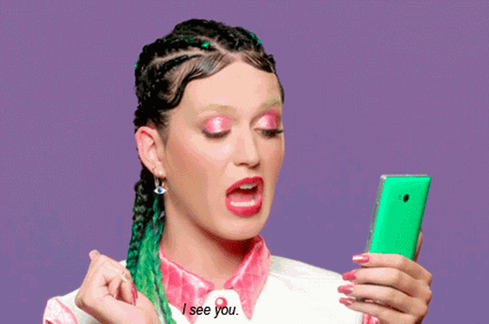 3 Seleb Yang Pernah Diputusin Lewat Chat Messaging