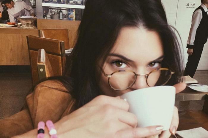 Kendall Jenner juga kadang suka minum kopi, kok! (foto: instagram).