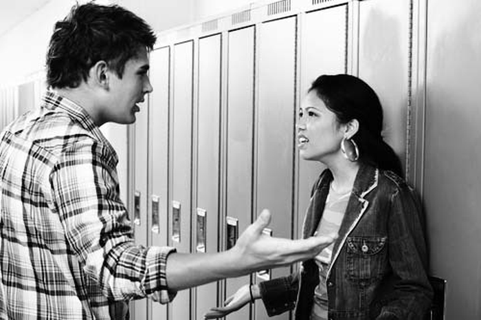 3 Alasan Pacaran Satu Sekolah Bisa Renggang Pas Liburan