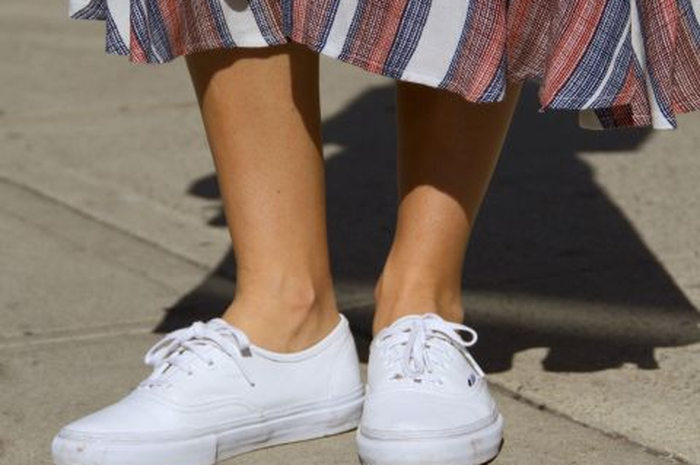 bff kita di tahun 2016, saatnya white sneakers berisitirahat, hi-hi-hi... (www.elle.com)