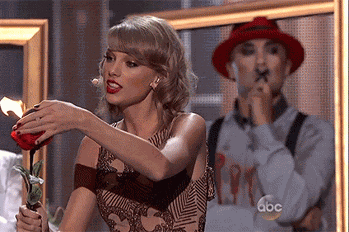 Taylor Swift: Menyanyikan Blank Space Lip Sync di Panggung AMA 2014