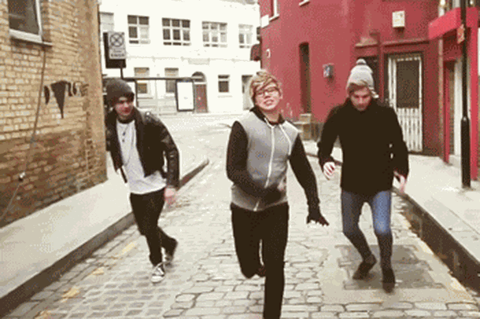 5 Seconds of Summer Loves to Jump!