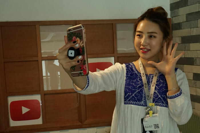 Han Yoo Ra mencoba fitur mobile live streaming dari YouTube. Seru!