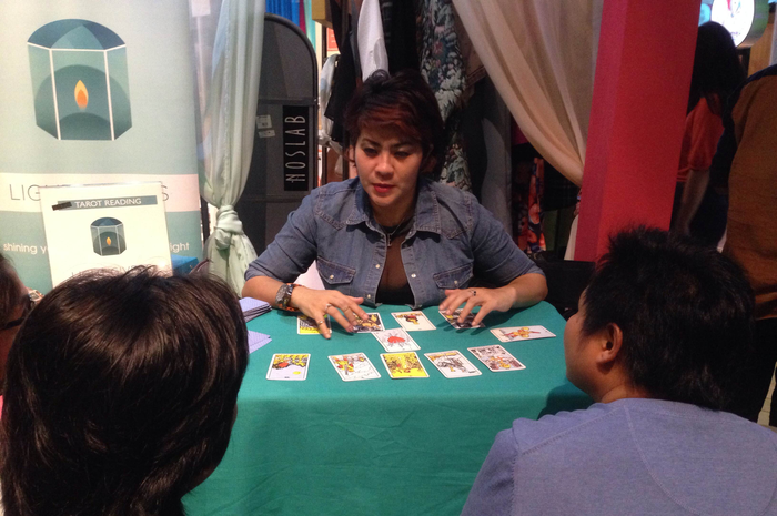 Light Givers: Membaca Nasib Asmara Lewat Tarot