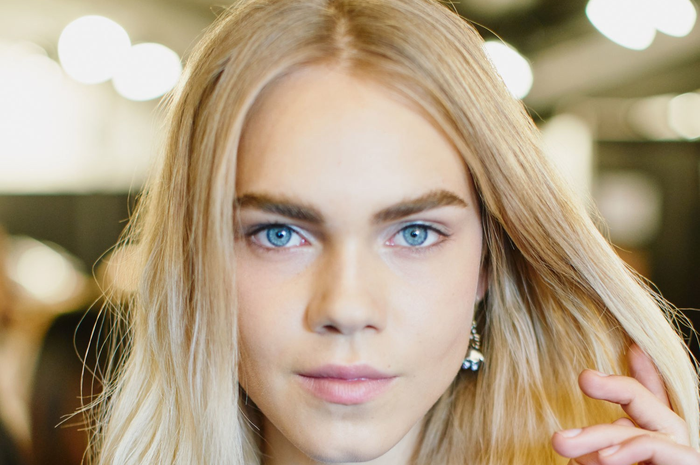 dry shampoo benar-benar jadi solusi, yuk, bikin! (foto: dok. media.glamour.com)