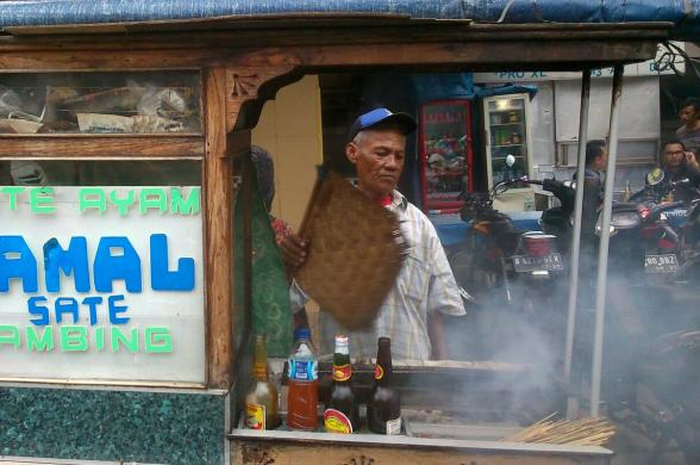 Ini Pengakuan Tukang Sate Yang Tetap Berdagang di Tengah Ledakan di Sarinah
