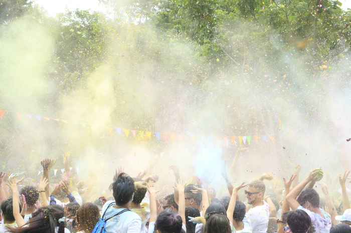Kemeriahan splash run dengan menebarkan bubuk-bubuk warna. Foto: President University
