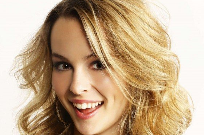Tips Make-up Andalan dari Bridgit Mendler