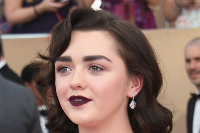 Contek Makeup Ala Maisie Williams yang Main di Game of Thrones dengan 7 Produk Lokal Ini!