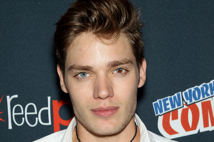 Dominic Sherwood: Enggak Mau Jadi Vampir Lagi