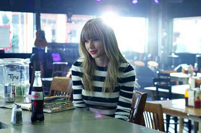 Taylor Swift: Main Iklan Coca Cola