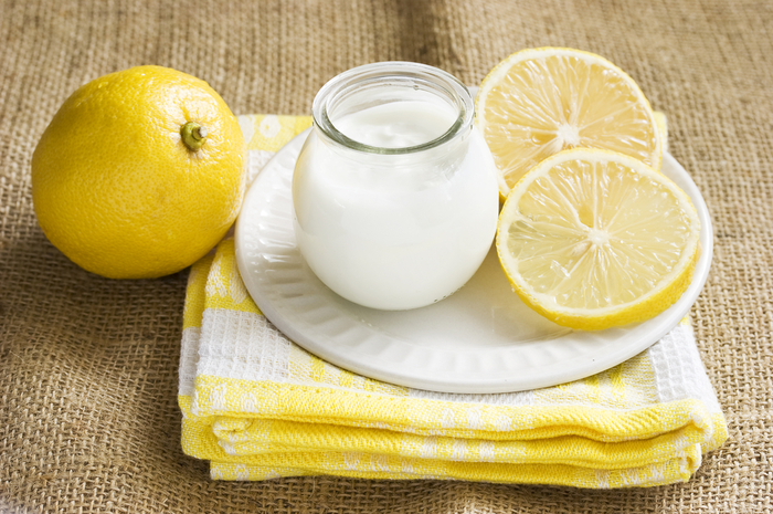 Yoghurt bisa membunuh bakteri-bakteri penyebab jerawat.