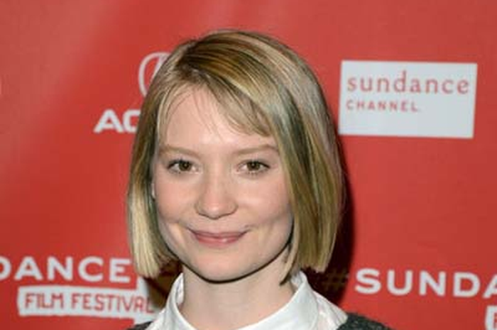 Mia Wasikowska: Bakal Syuting 'Alice in Wonderland 2' Bareng Johnny Depp
