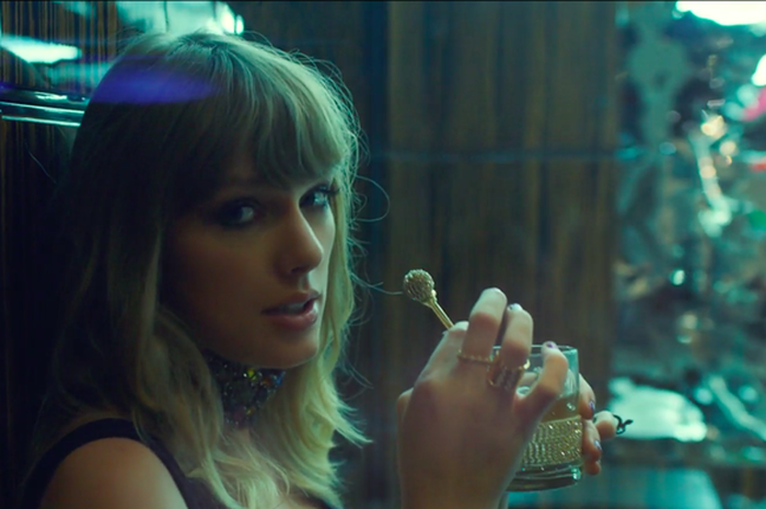 Pesan tersembunyi dalam video klip 'End Game' Taylor Swift.