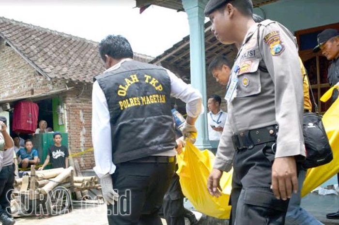 Polisi mengevakuasi jasad korban yang dihantam palu hingga tewas oleh ayahnya sendiri.