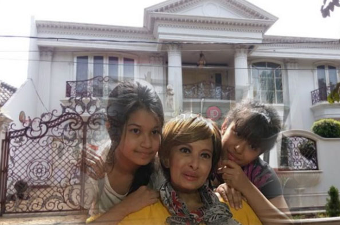 yana zein dan anak-anaknya. rumah yana zein di cinere depok 