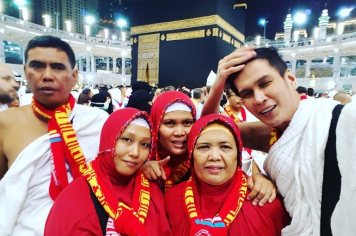 Dokter Ryan Thamrin ketika umroh bersama ibunya, 