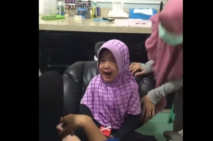 Menangis tak mau dibuka jilbabnya