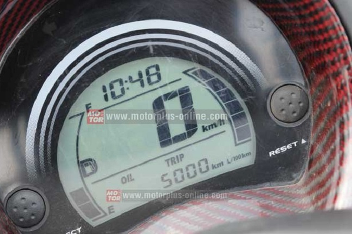 Kode eror akan muncul di layar speedometer