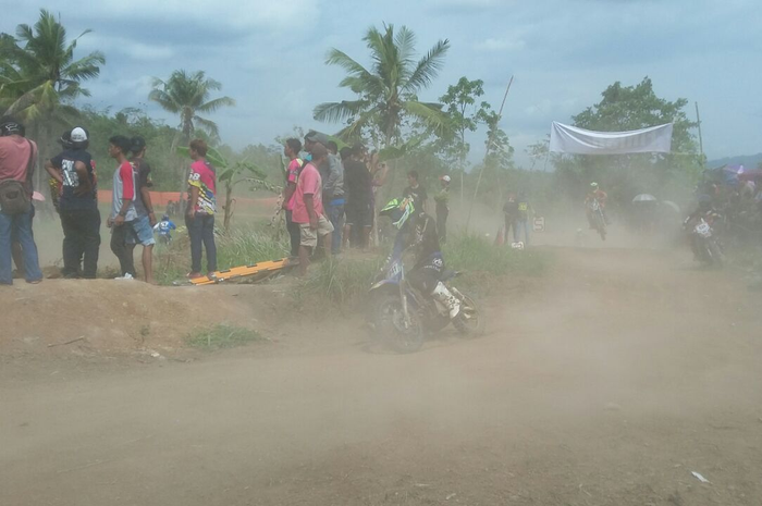 Lintasan berdebu tidak mengendurkan persaingan