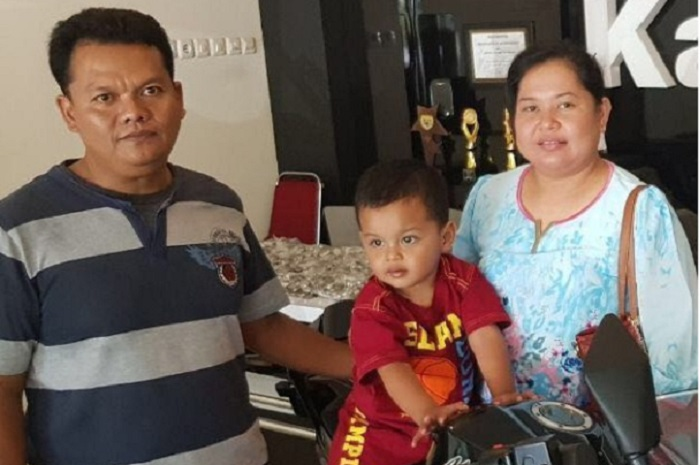  Eko Margono dan Ernawati  membeli motor Kawasaki Ninja 250 Fi dengan uang logam senilai Rp 42 juta.