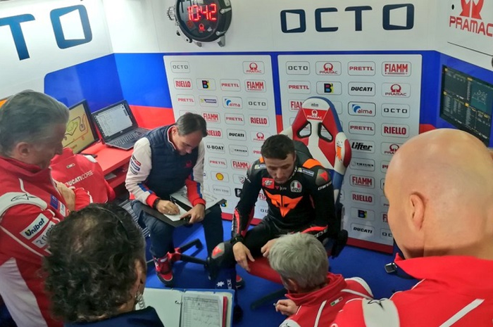 Jack Miller mendengarkan instruksi dari kru Octo Pramac Ducati