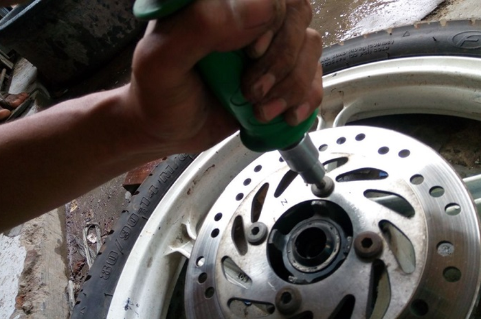 Tool khusus untuk membuka baut cakram depan