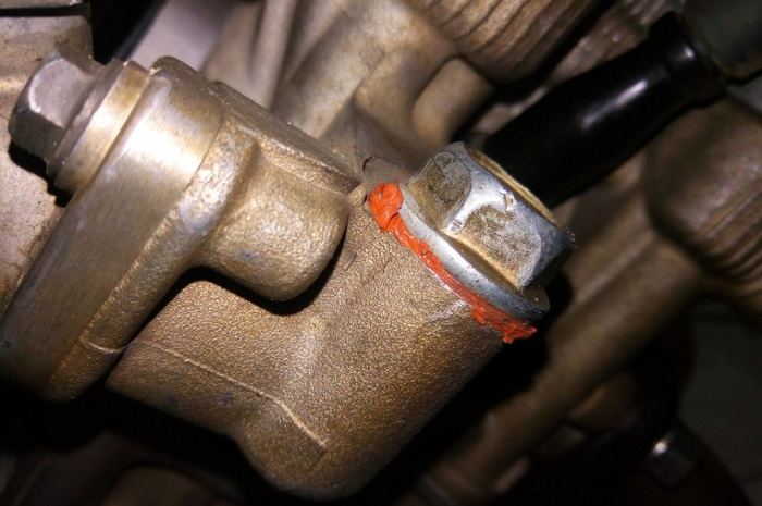 Saat ditutup, jangan lupa untuk menggunakan ring tembaga dan sedikit lem gasket.