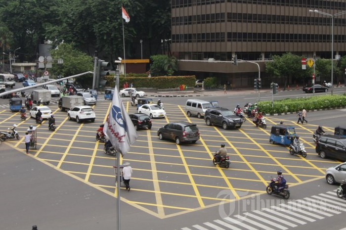 Yellow Box Junction di jalanan Jakarta. Ini Fungsi Kotak Berwarna Kuning di Tengah Persimpangan Jalan, Kalau Dilanggar Dendanya Rp 500 Ribu