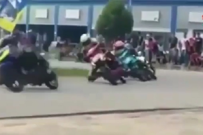 Detik-detik pembalap masuk got sirkuit, bahaya sekali.