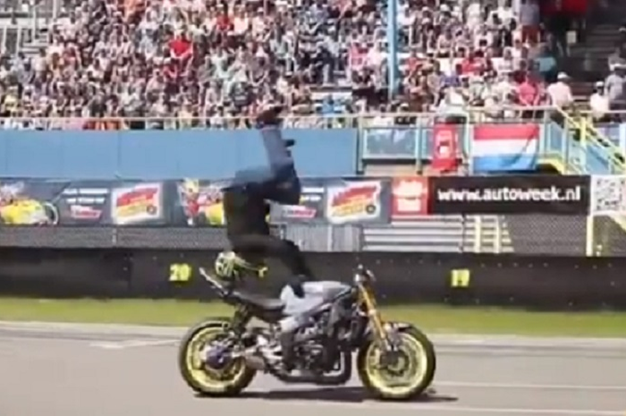 Seorang freestyler pamer aksi-aksi berbahaya diatas motornya.
