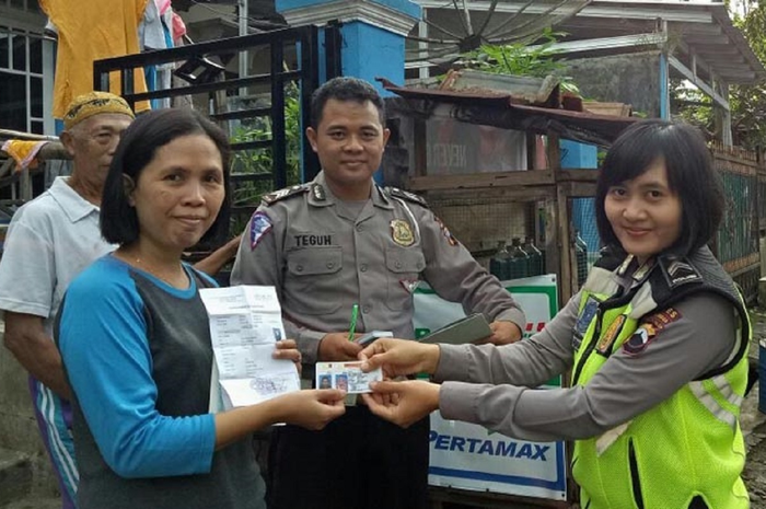 Mengantarkan langsung SIM ke pemiliknya
