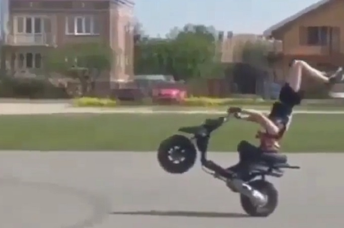 Seorang freestyler hebat, pamer skill jungkir balik diatas motor.