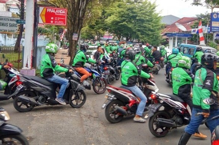 Ilustrasi pengendara ojek online.