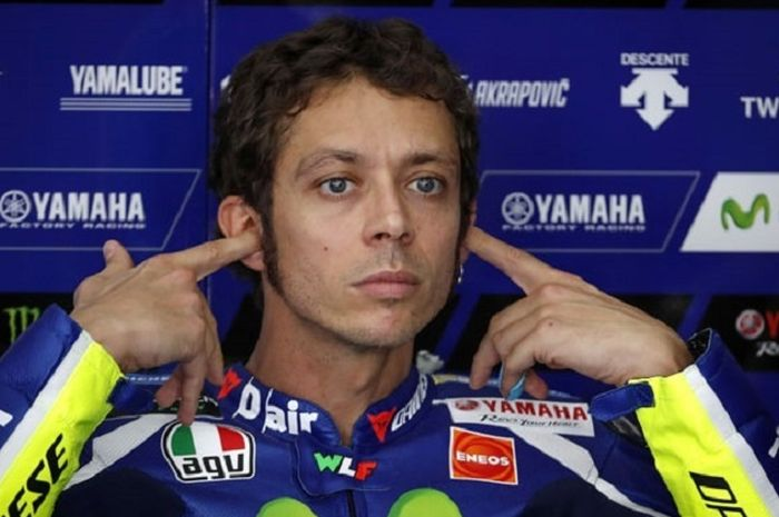 Valentino Rossi sedang memakai ear plug atau penyumbat telinga.