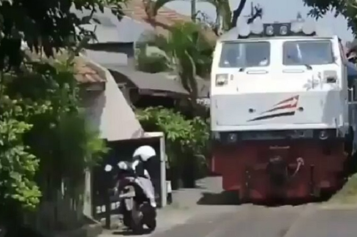 kereta api vs sepeda motor emak-emak