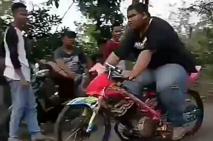 Joki gendut mencoba nyeting motor Satria FU